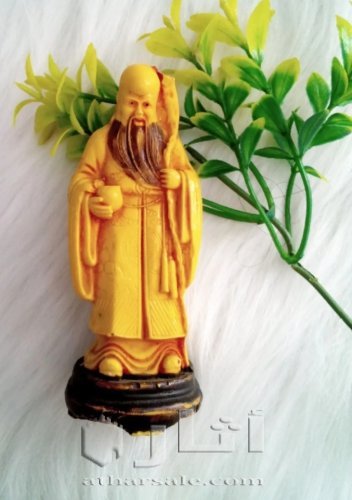 قطعة قديمة لتمثال صيني