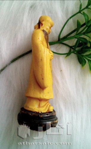 قطعة قديمة لتمثال صيني