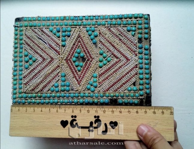 علبة خشبية قديمة