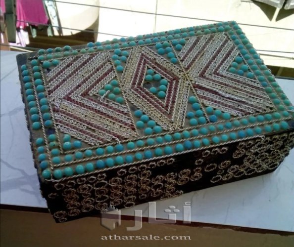 علبة خشبية قديمة