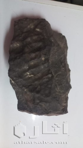 نيزك عليها آثار صوبع بشريه