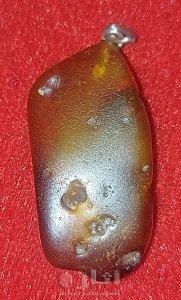 قلادة كهرمان قديمة