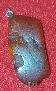 قلادة كهرمان قديمة