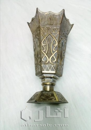 فازة معدنية صغيرة قديمة