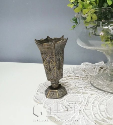 فازة معدنية صغيرة قديمة