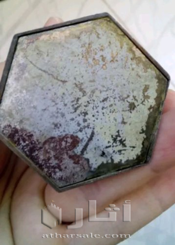 فازة معدنية صغيرة قديمة