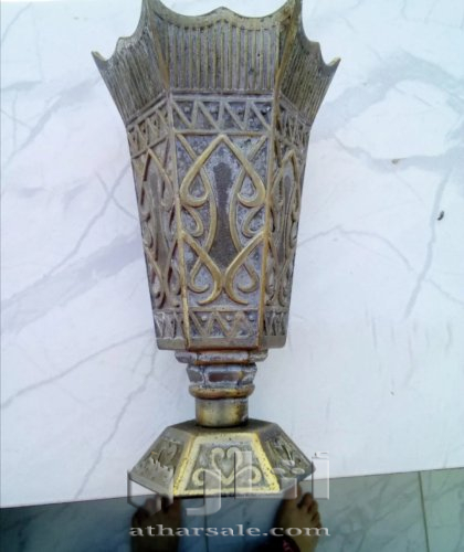 فازة معدنية صغيرة قديمة