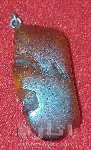 قلادة كهرمان قديمة