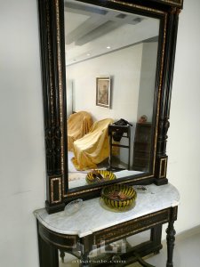 للبيع كونسول ابنوس مطعم بالصدفة و مرايا طلاء فضة عمرها حوالى 80 سنة