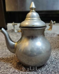 ابريق اثري قديم مصنوع في كوريا الجنوبيه مطلي بالذهب ٢٤ قراط بحاله جيده جدا كما هو موضح بالصور