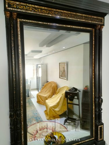 للبيع كونسول ابنوس مطعم بالصدفة و مرايا طلاء فضة عمرها حوالى 80 سنة