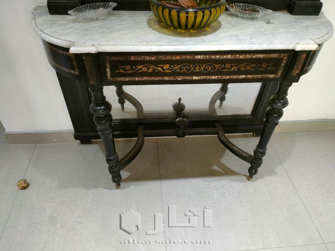 للبيع كونسول ابنوس مطعم بالصدفة و مرايا طلاء فضة عمرها حوالى 80 سنة