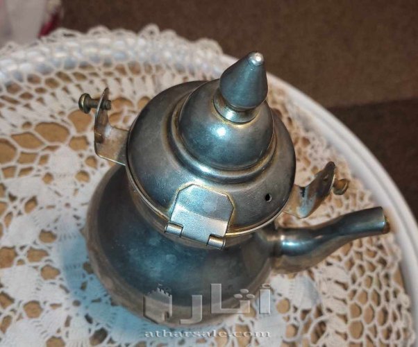 ابريق اثري قديم مصنوع في كوريا الجنوبيه مطلي بالذهب ٢٤ قراط بحاله جيده جدا كما هو موضح بالصور