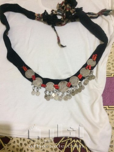 حلي من الفضة القديمة الحرة