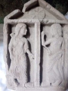 اثار نوادر اتنين كهنه رومان حجر قطعه عمرها اكثر من 2500 سنه