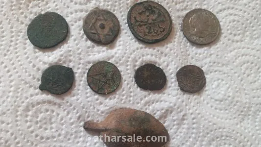 عملات وملعقة تعود لقرون من بينهم عملة امريكية تعود ل1976   وصحن يعود للقرن 19