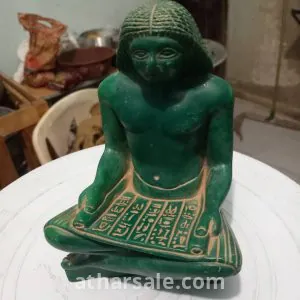 تمثال مع خطوط قديمه