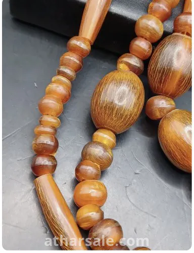 عقد  قديم من قرن الزراف وحيد القرن