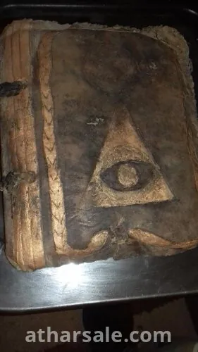 كتب اثرية نادرة مطلية بالذهب