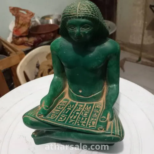 تمثال مع خطوط قديمه