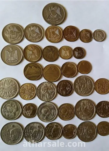 عملات قديمة مختلفةً