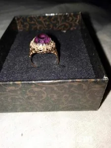 خاتم مصنوع من الذهب صناعه يدويه اكثر من 100 سنه الحجر اللي عليه ليس اصلي الحجر مصنوع من الزجاج 6