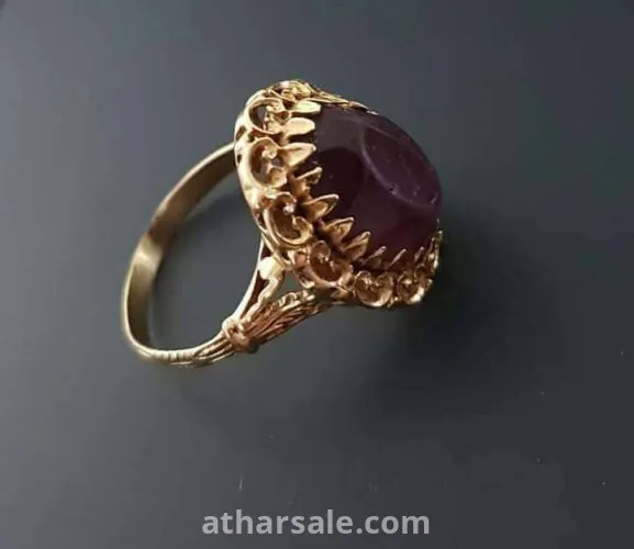 خاتم مصنوع من الذهب صناعه يدويه اكثر من 100 سنه الحجر اللي عليه ليس اصلي الحجر مصنوع من الزجاج