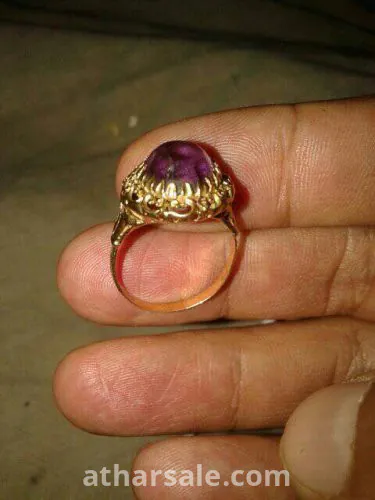 خاتم مصنوع من الذهب صناعه يدويه اكثر من 100 سنه الحجر اللي عليه ليس اصلي الحجر مصنوع من الزجاج