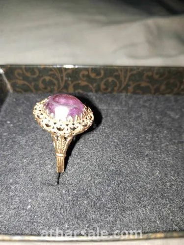 خاتم مصنوع من الذهب صناعه يدويه اكثر من 100 سنه الحجر اللي عليه ليس اصلي الحجر مصنوع من الزجاج