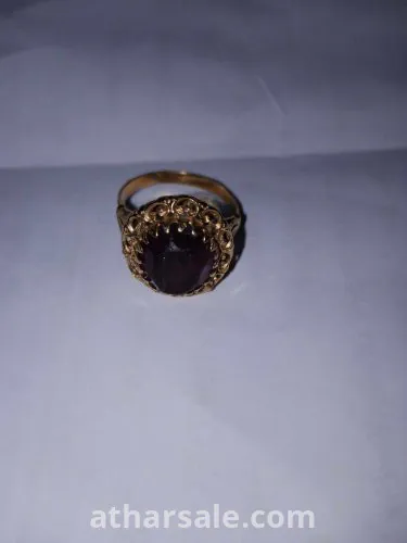 خاتم مصنوع من الذهب صناعه يدويه اكثر من 100 سنه الحجر اللي عليه ليس اصلي الحجر مصنوع من الزجاج