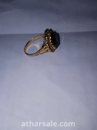 خاتم مصنوع من الذهب صناعه يدويه اكثر من 100 سنه الحجر اللي عليه ليس اصلي الحجر مصنوع من الزجاج