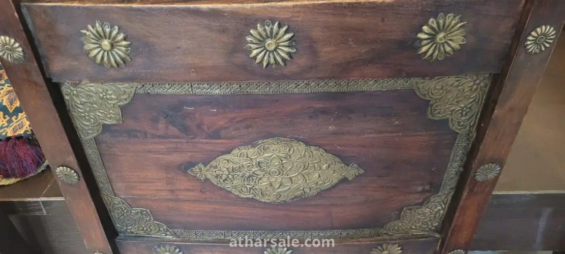 ست كراسي شغل يدوي من خشب البلوط مطعمة بالنحاس