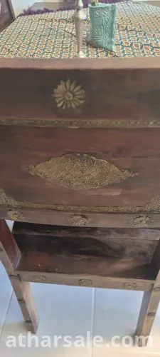ست كراسي شغل يدوي من خشب البلوط مطعمة بالنحاس