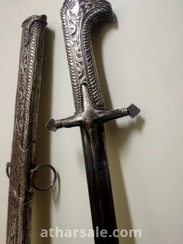 سيف من فضه المقبض والغمد