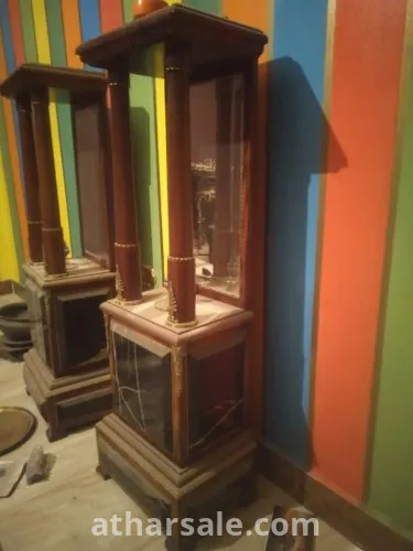 عمدان انتيك رخام برتغالي ببودي خشب زان مصب ومزخرفة بالنحاس