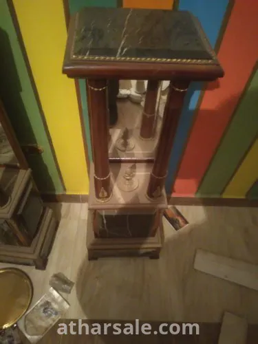 عمدان انتيك رخام برتغالي ببودي خشب زان مصب ومزخرفة بالنحاس