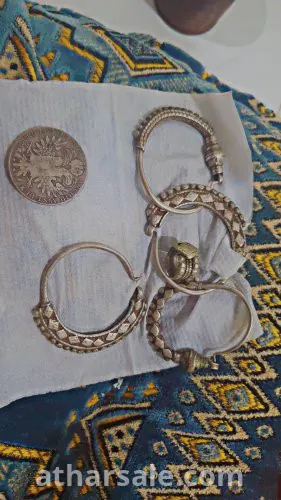 ريال فرانسي 1780+١ خاتم فضه +٤حلق فضه