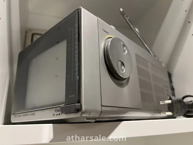 تلفاز قديم صغير الحجم