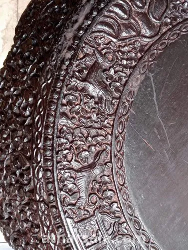 تحفه فنيه قديمه جدااااااا عتيقه تعود للمبراطوريه الهنديه تحفه من تحف قصور الامبراطوريه الهنديه قطعه عتيقه كلها نحت يدوى قطعه من تحف قصر الامبراطوريه