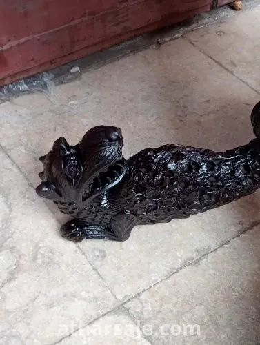 تحفه فنيه قديمه جدااااااا عتيقه تعود للمبراطوريه الهنديه تحفه من تحف قصور الامبراطوريه الهنديه قطعه عتيقه كلها نحت يدوى قطعه من تحف قصر الامبراطوريه