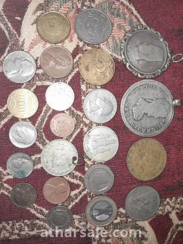 عملات قديمة متنوعة لدول مختلفة