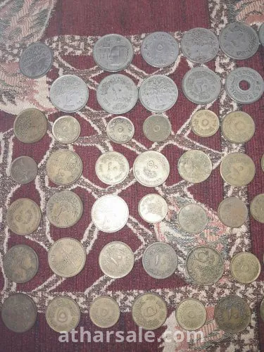 عملات قديمة متنوعة لدول مختلفة