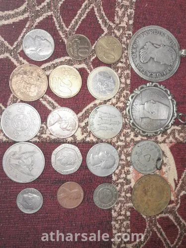 عملات قديمة متنوعة لدول مختلفة