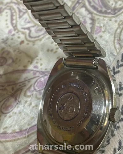 ساعه يد أومكس عمرها ٥٠ سنه وتعمل بالنبط
