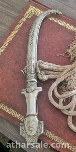 خنجر قديم في حالة جيدة