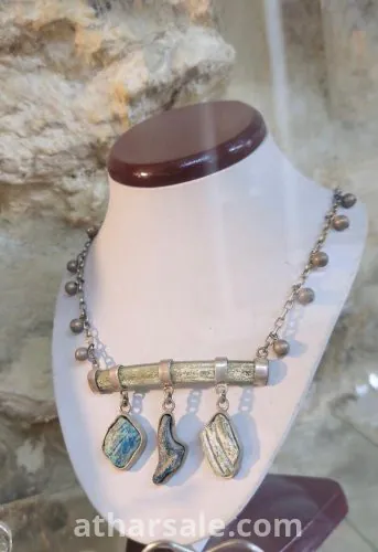 قطع اثرية من الفضة الخالص والحجارة الكريمة تعود على  2000 سنة