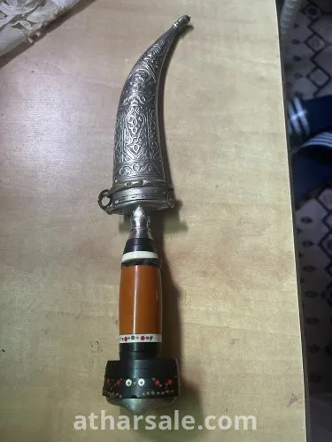 خنجر قديم بطراز العصر العثماني تم العثور عليه في الارض