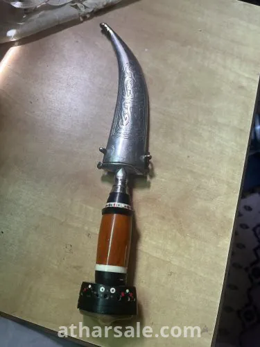 خنجر قديم بطراز العصر العثماني تم العثور عليه في الارض