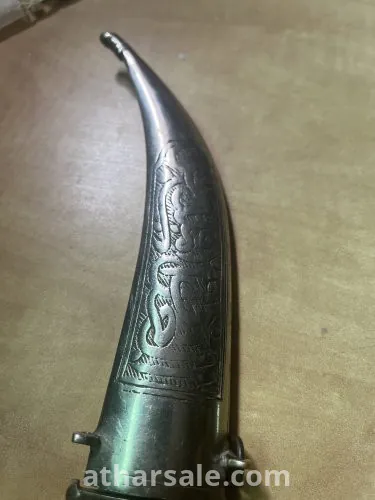 خنجر قديم بطراز العصر العثماني تم العثور عليه في الارض