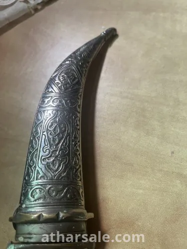 خنجر قديم بطراز العصر العثماني تم العثور عليه في الارض